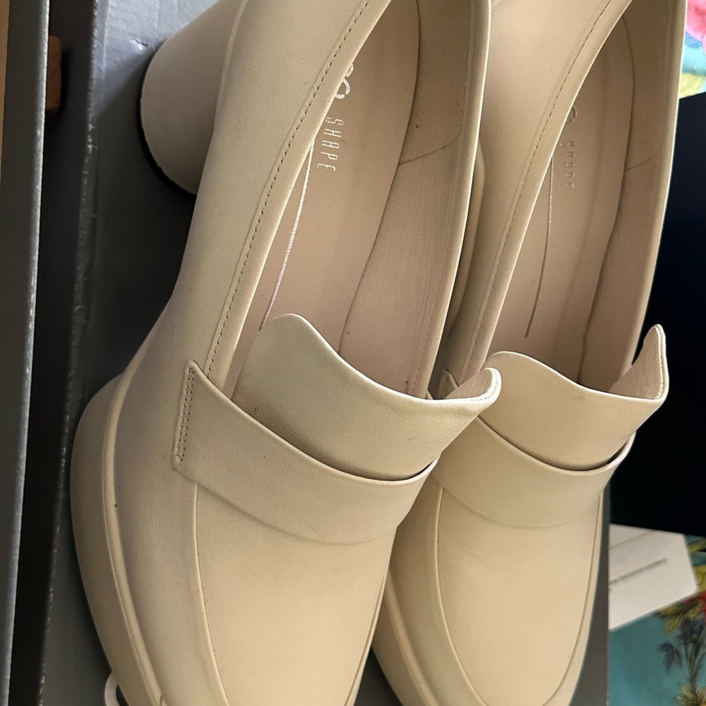 New! ECCO shape sculpted MOTION 55 size 41 cream with modern chunky shaped heel.